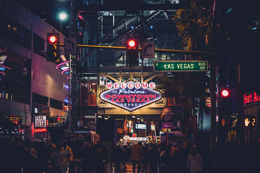L'insegna di Downtown Las Vegas illuminata, di sera
