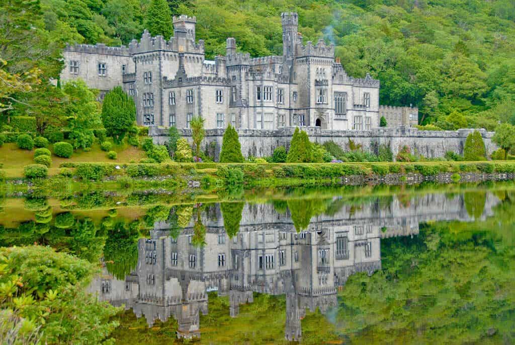 Panoramica della Kylemore Abbey in Irlanda che si riflette nelle acque del lago antistante