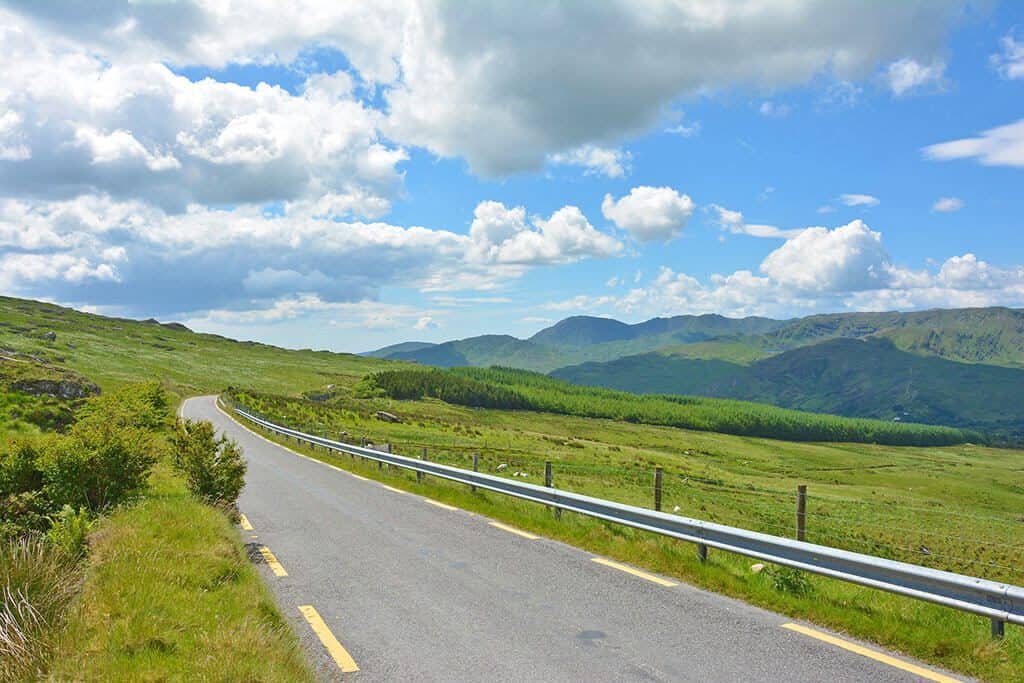 Strada stretta nelle campagne irlandesi nel Connemara