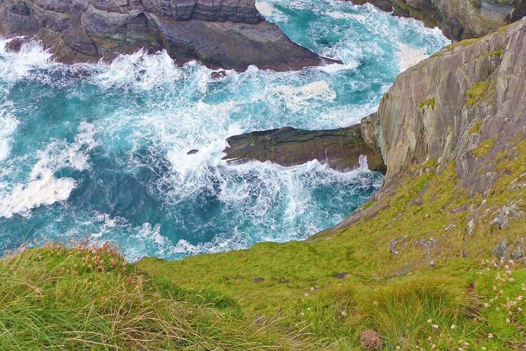 Panorama della costa irlandese dalla Sky Road con mare in tempesta