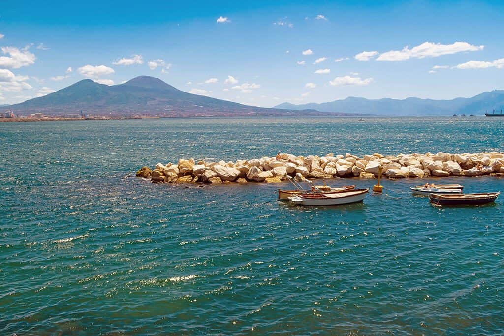 Cartolina di Napoli, il mare, le barchette dei pescatori e il Vesuvio