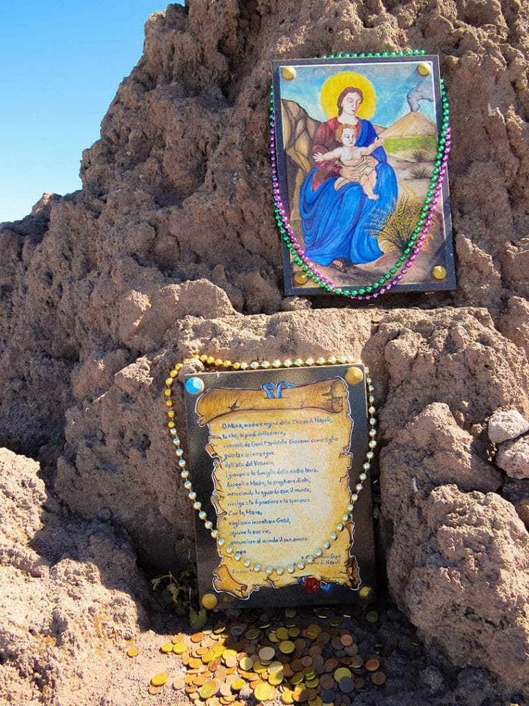 Immagini religiose e offerte all'interno del cratere del Vesuvio