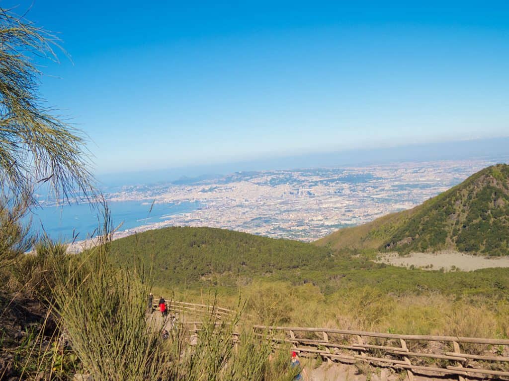 Panoramica sul percorso ripido per arrivare al cratere, con il golfo di Napoli sullo sfondo