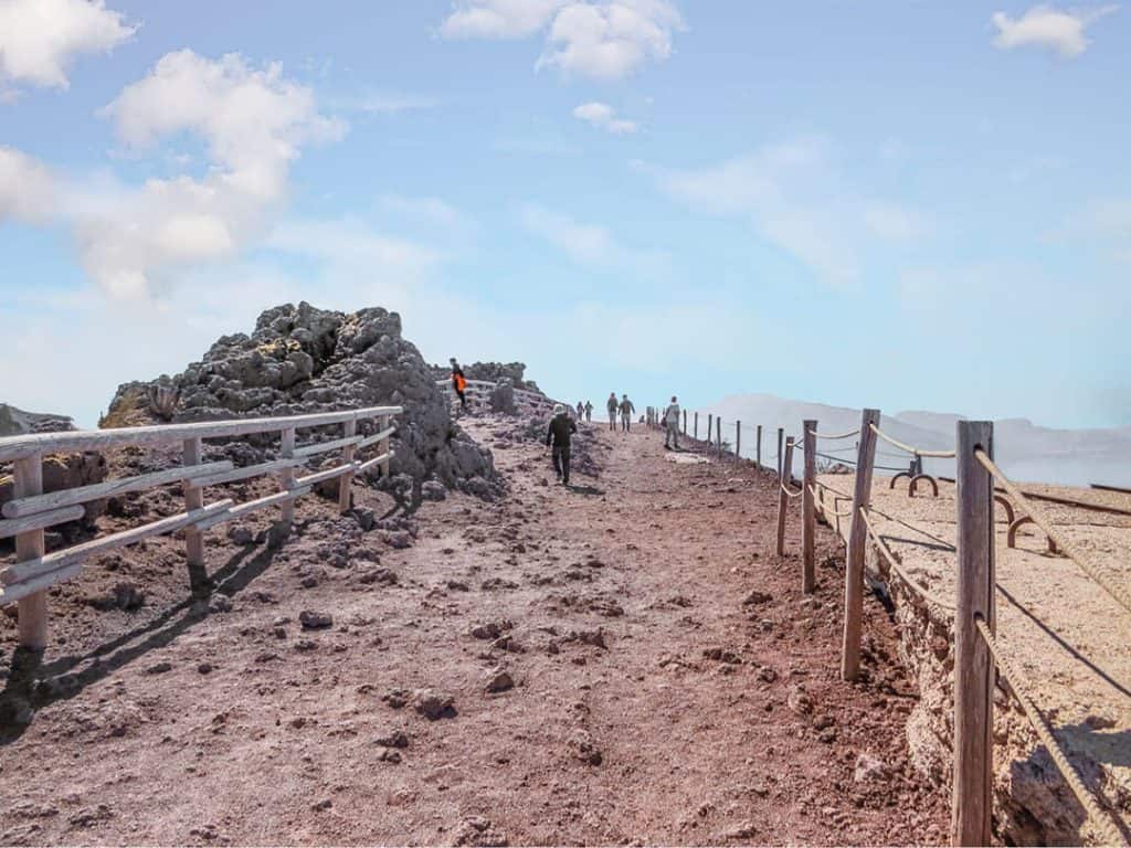 Sentiero ripido per il cratere, si vedono rocce sul fondo