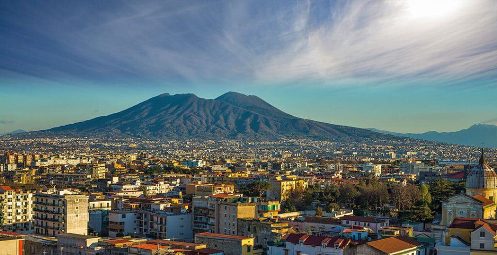 Panoramica del Monte Somma e del Vesuvio dalla periferia di Napoli