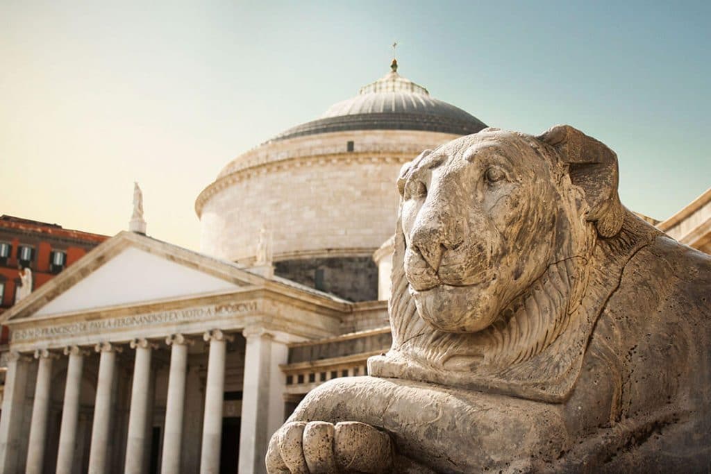 Visitare Napoli è pericoloso? Una delle statue a Piazza del Plebiscito