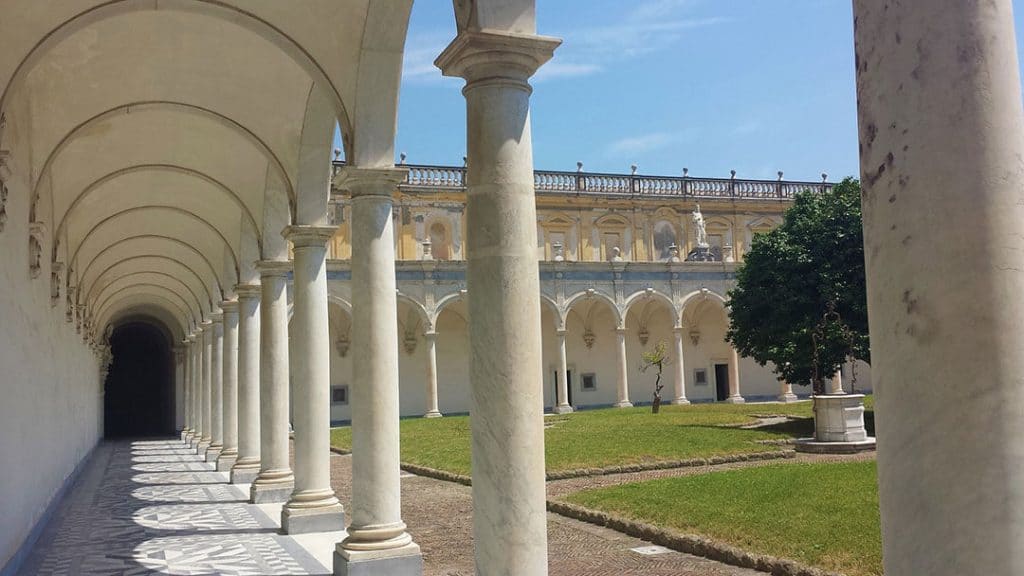 Il colonnato della Certosa di San Martino a Napoli