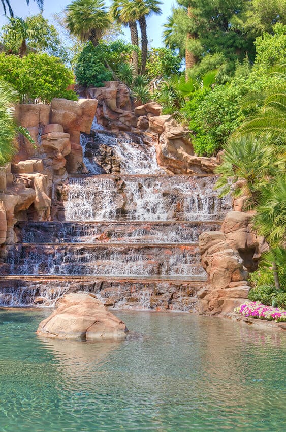 Cascata tra le rocce in un giardino rigoglioso a Las Vegas