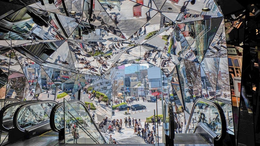 La galleria degli specchi alla stazione di Harajuku, Shibuya