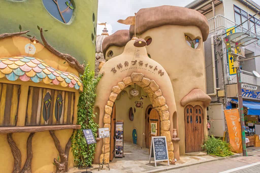 L'ingresso alla Città dei Gatti, non lontano dal Museo Ghibli