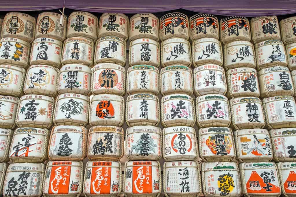 La meravigliosa parete di barili di sakè decorativi al santuario Meiji Jingu