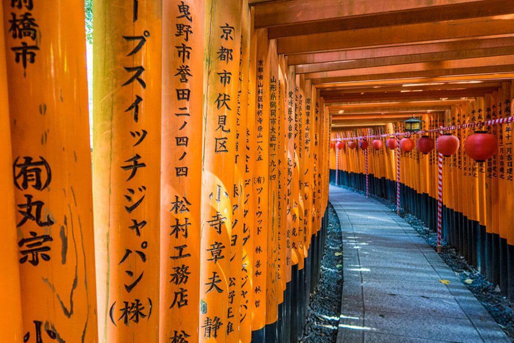 Kyoto cosa vedere in 3 giorni - i magnifici torii rosso vermiglio del santuario Fushimi Inari Taisha