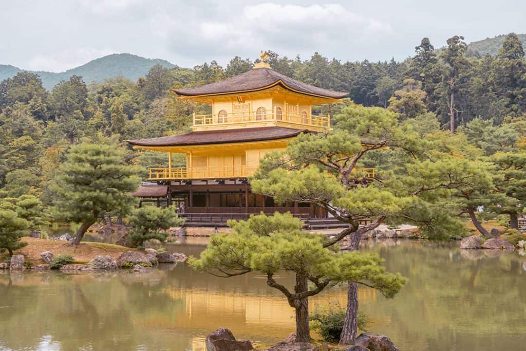 Kyoto cosa vedere in 3 giorni - veduta di Kinkaku-ji che si riflette nelle acque dello stagno antistante, circondato dagli alberi