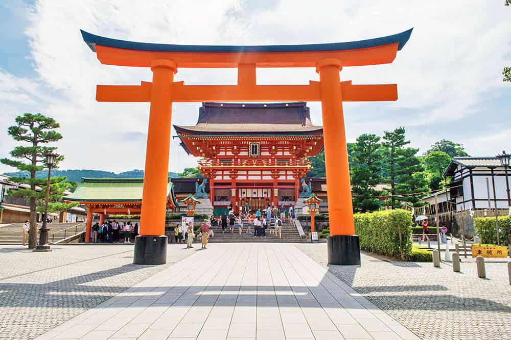 Fushimi Inari Shrine - La maestosa porta Romon che incornicia l'edificio principale del santuario, sullo sfondo