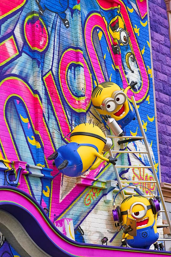 I minions di Cattivissimo Me che si arrampicano su una parete agli Universal Studios Japan, Osaka