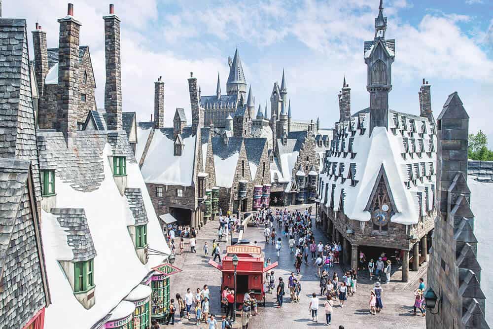 Panoramica dall'alto di Hogsmeade e di Howarts, con un carrettino che vende burrobirra