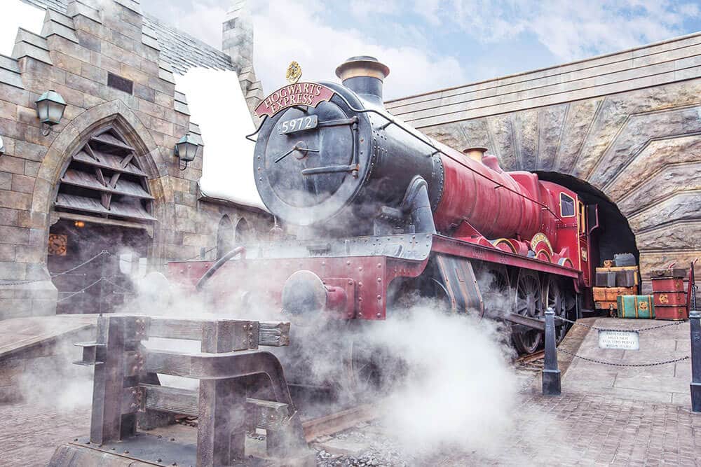 La locomotiva dell'Hogwarts Express che sbuffa vapore agli Universal Studios Japan, a Osaka