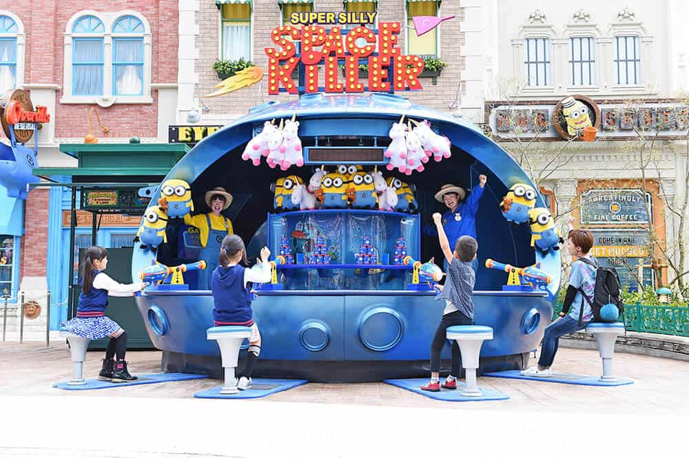 Staff members playing with kids at Minions Space Killer, USJ