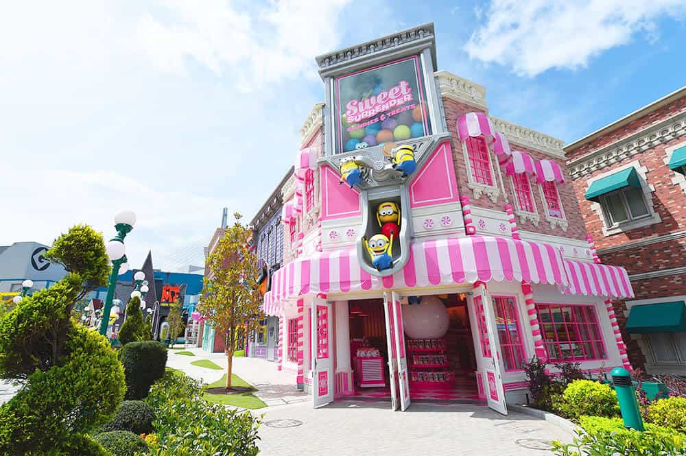 Il negozio di caramelle Sweet Surrender con Minion sullo scivolo agli Universal Studios Japan (Osaka, Giappone)