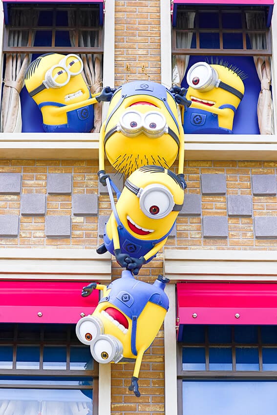 Statue dei Minion aggrappati a un palazzo agli Universal Studios in Giappone