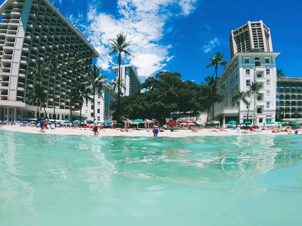 Viaggio alle Hawaii - Vista di un resort di lusso a Waikiki Beach dall'oceano