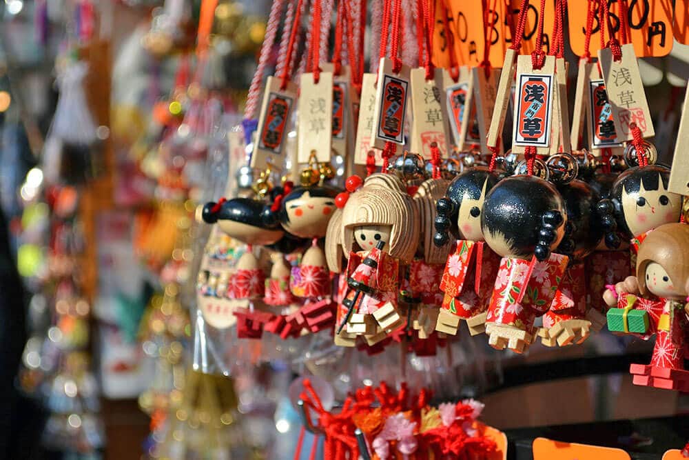 Cosa comprare in Giappone - Charms in Giappone a forma di bambole kokeshi, in legno