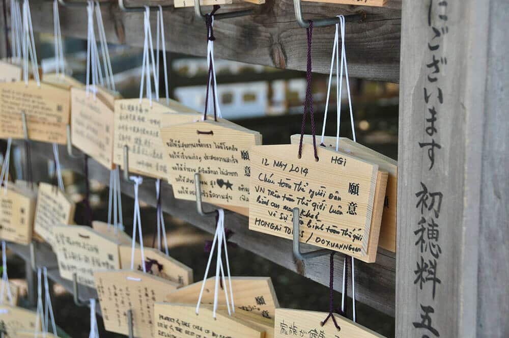 Cosa comprare in Giappone - Tavolette Ema appese a in un santuario giapponese