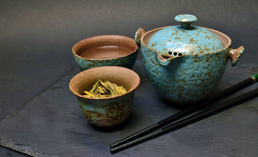 Cosa comprare in Giappone - Set da tè giapponese con bacchette, tazze, teiera e foglie di tè verde