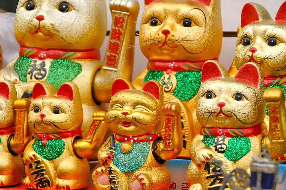 Best souvenirs from Japan - Golden maneki neko in a shop, in different sizes