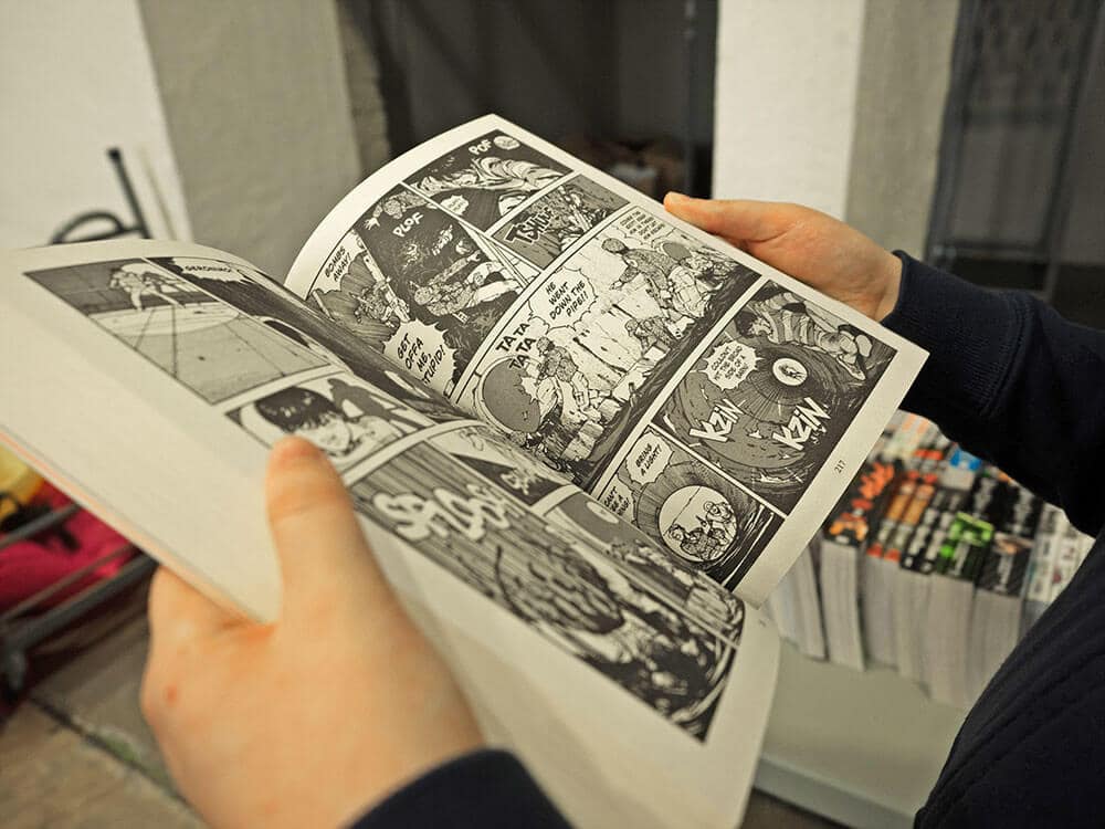 Cosa comprare in Giappone - Uomo giapponese che legge un manga