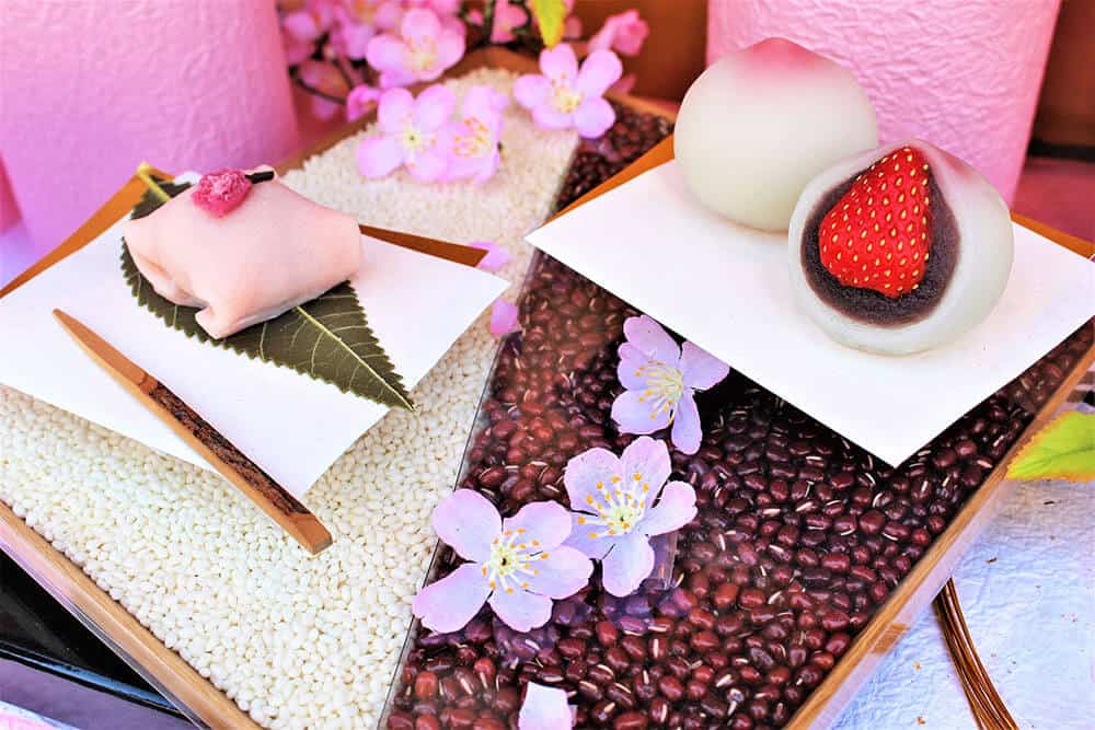 Cosa comprare in Giappone - Dolcetti da tè giapponesi, con fiori di ciliegio e fragole