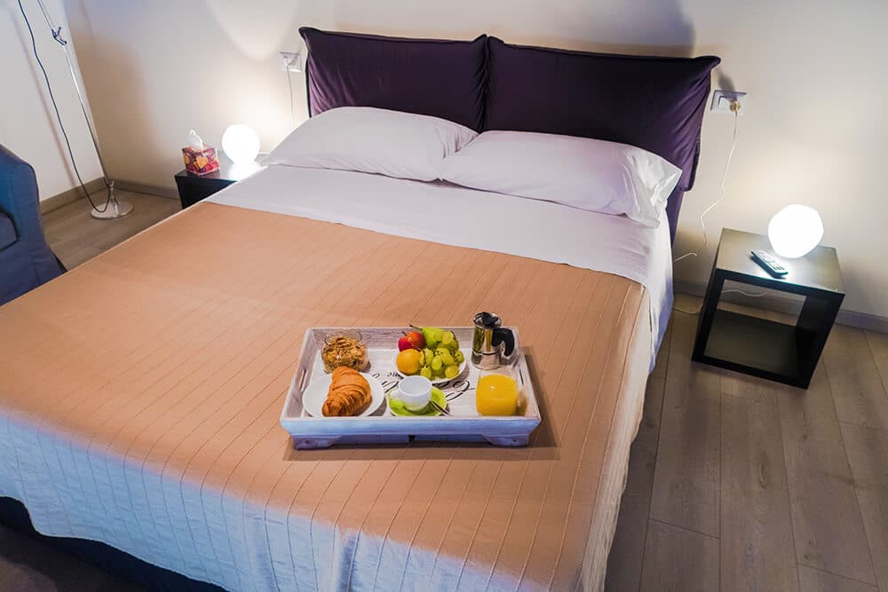 Wooden breakfast tray on the bed at B&B Salvator Rosa 78