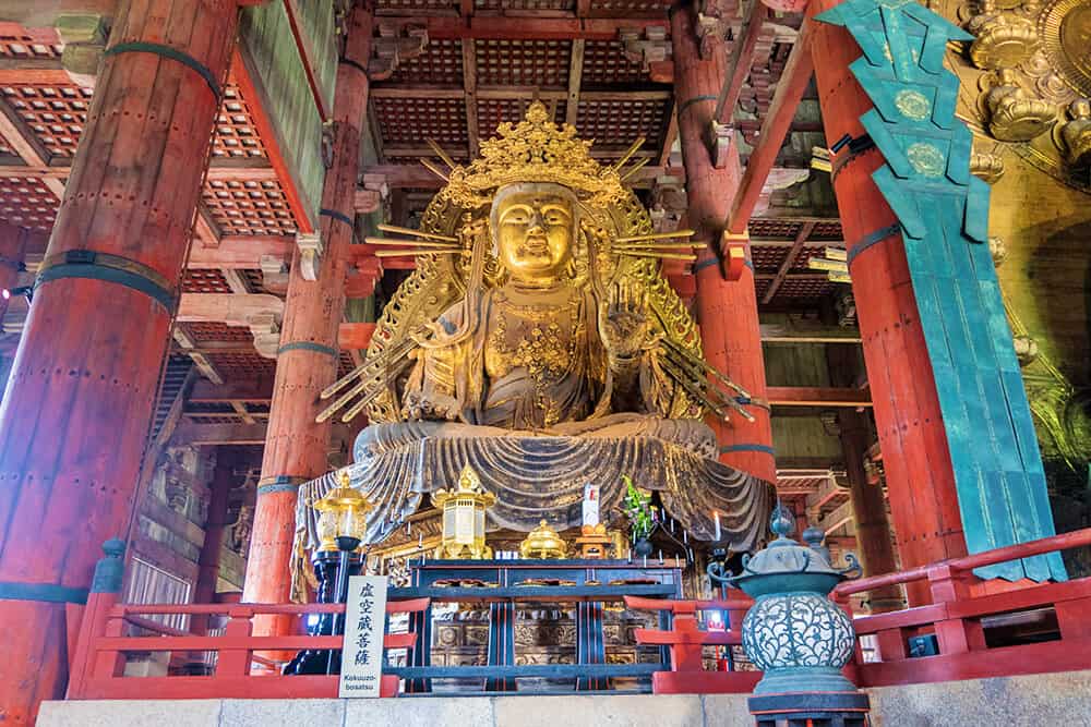 Una statua di Bodhisattva nella sala Daibutsuden a Nara in Giappone