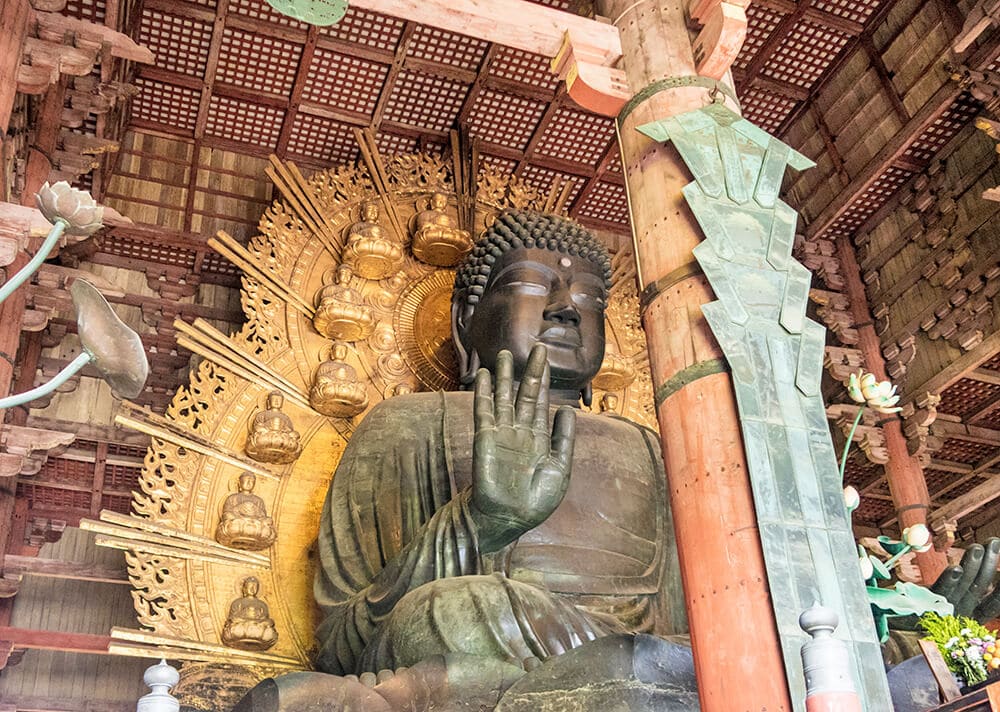L'enorme Buddha Vairocana all'interno della sala Daibutsuden, Tempio di Todaiji in Giappone