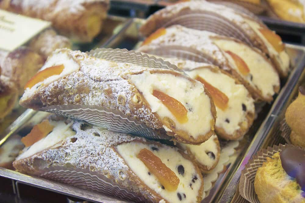 Un vassoio di cannoli con pepite di cioccolata e arancia candita