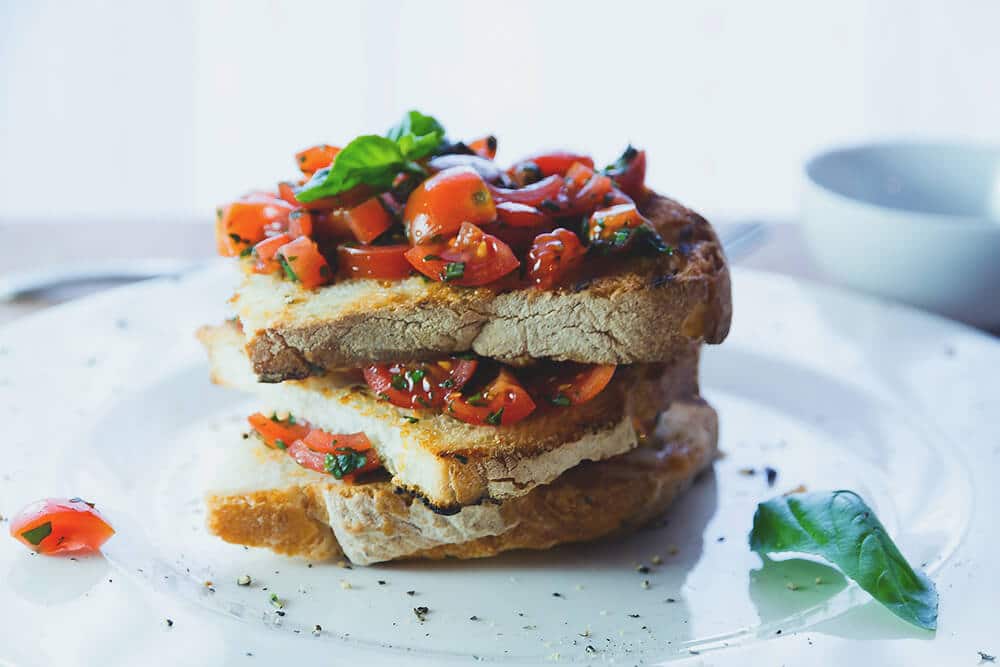 Alcune bruschette all'italiana, con pomodorini, basilico e olio d'oliva