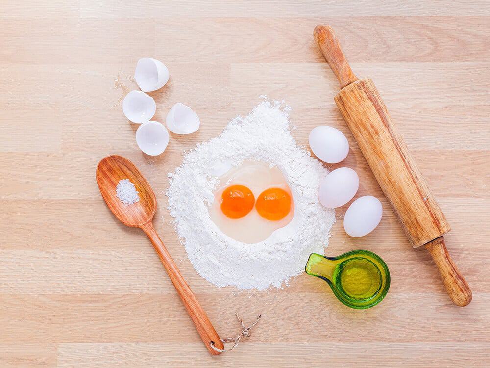 Ingredienti per preparare la pasta fatta a mano su un tavolo da lavoro