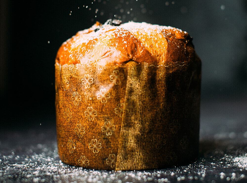 Un panettone artigianale di Milano cosparso di zucchero a velo