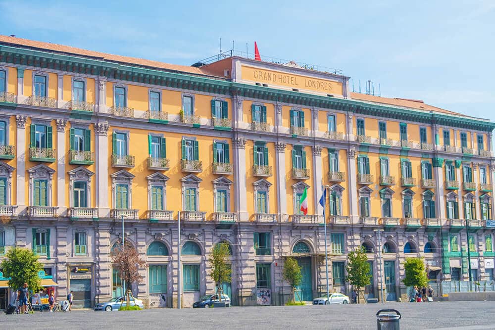 Grand Hotel Londres on Via Medina in Naples