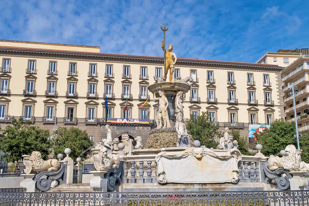 Fontana del Nettuno a Napoli, sullo sfondo Palazzo San Giacomo