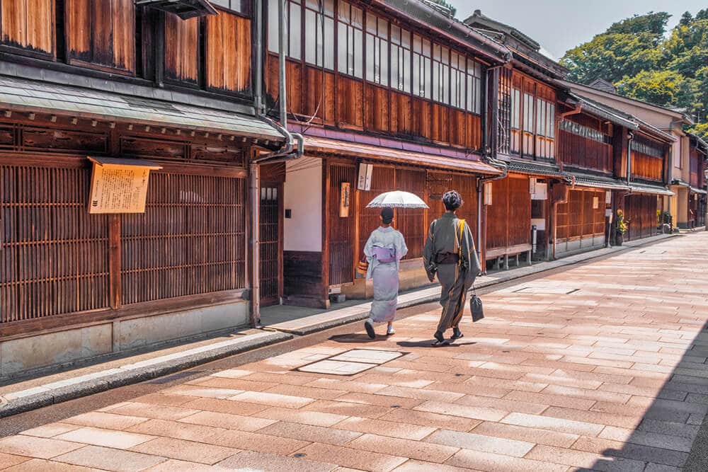14 days Japan itinerary - Japenese couple clad in traditional kimonos at Higashi, the geisha district in Kanazawa