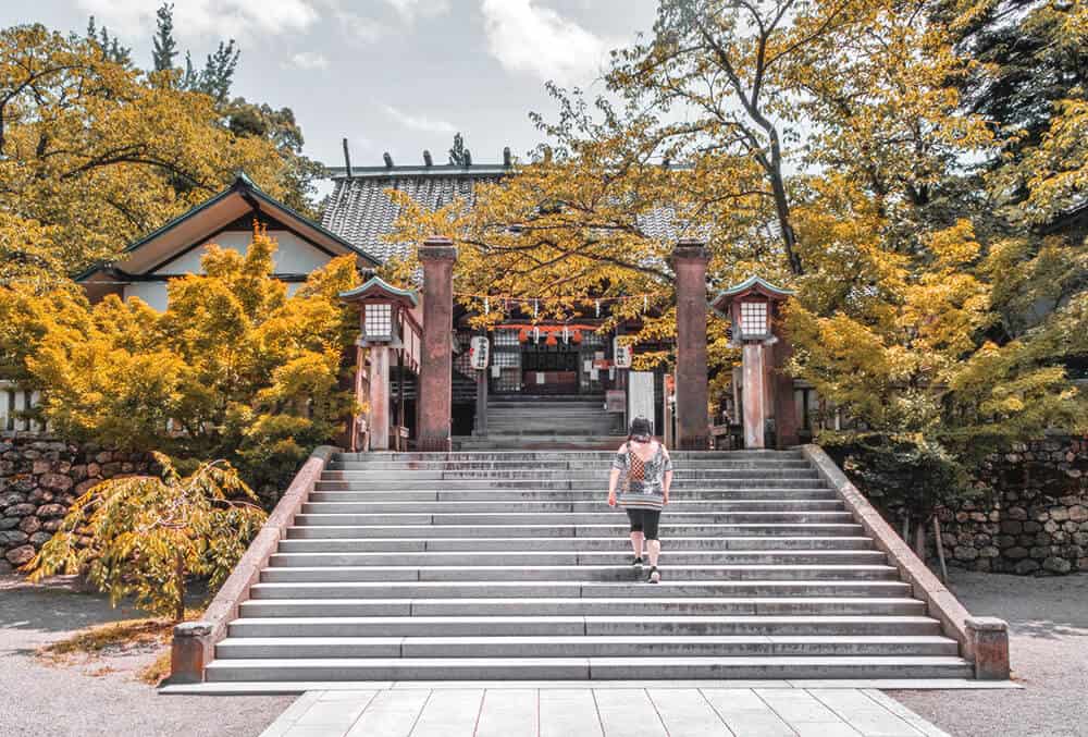 Viaggio in Giappone - il santuario Utasu a Kanazawa, semi nascosto dalla vegetazione in autunno