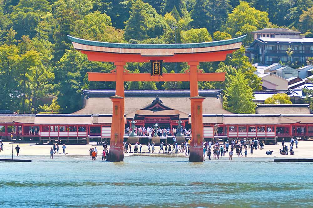 Viaggio in Giappone - Il torii sul mare all'isola di Miyajima con il santuario di Itsukushima sullo sfondo