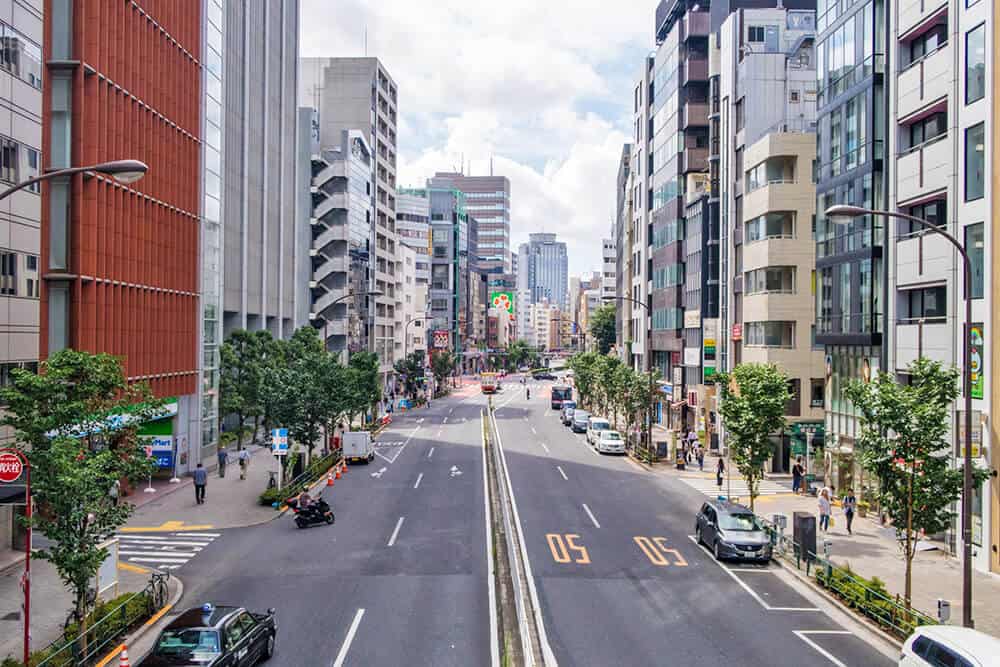 Viaggio in Giappone - Una strada deserta di Shibuya, a Tokyo, vista dall'alto