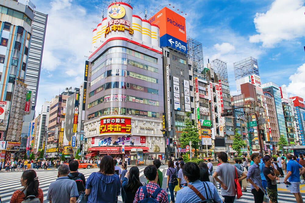Viaggio in Giappone - Una panoramica degli edifici colorati di Shinjuku a Tokyo