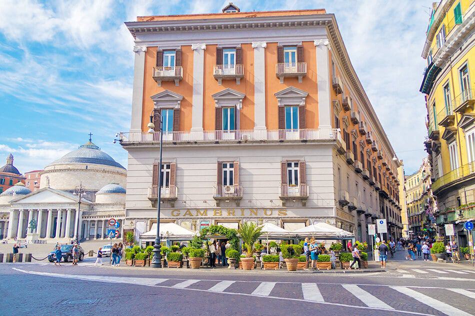 Caffè napoletano - Una panoramica sul Gran Cafe Gambrinus e Piazza del Plebiscito a Napoli