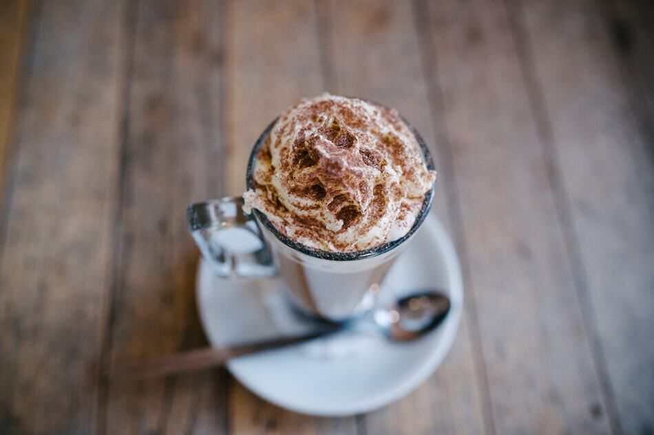 Caffè napoletano - Una tazza di Nocciolino di Napoli con panna e cacao in polvere