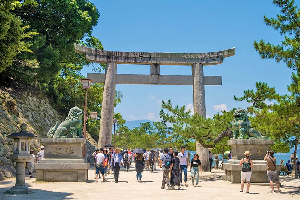  Viaggio in Giappone | Il grande torii in pietra che segna l'inizio del percorso verso il santuario di Itsukushima