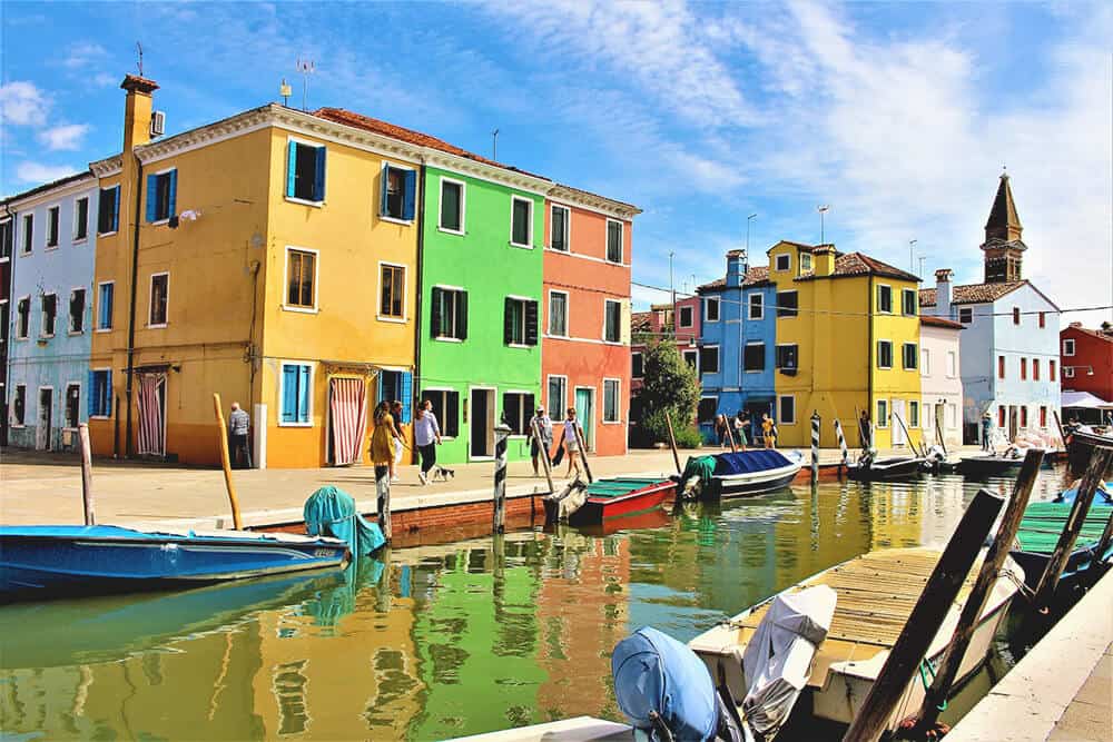 Le casette colorate della città di Burano che si specchiano nelle acque di un canale