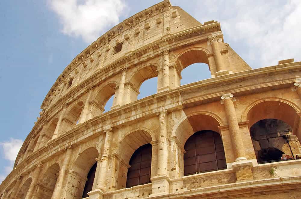 Il Colosseo a Roma visto dal basso